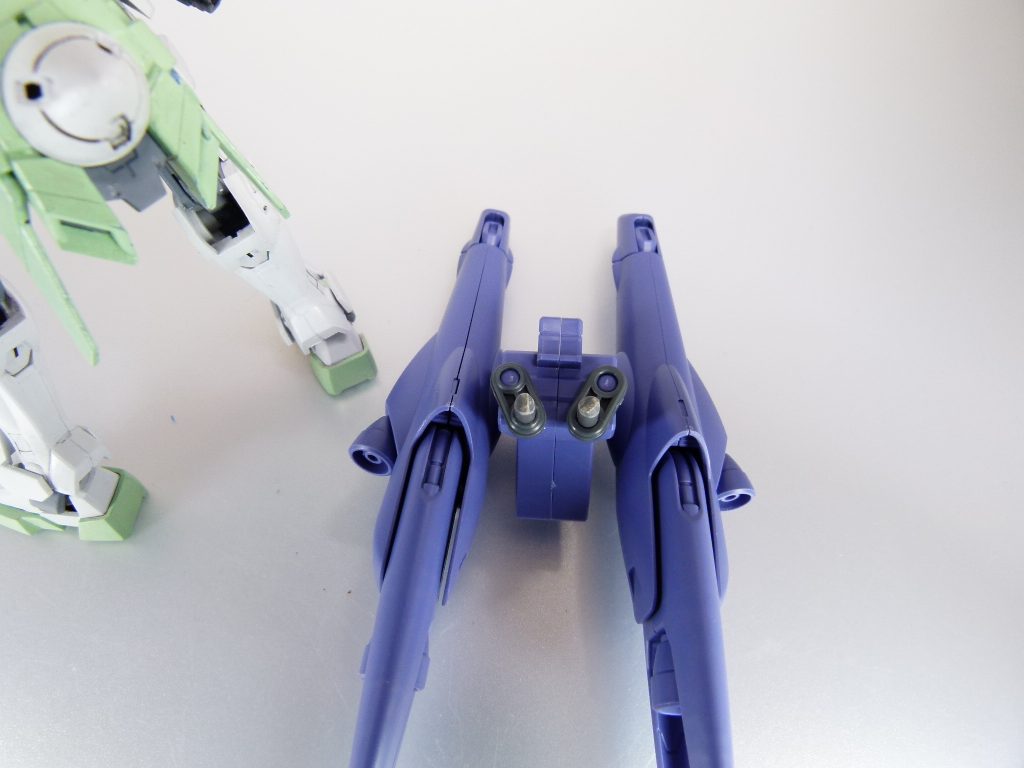 「これを付ける」ためにカルメネールを作った後、ふと思いついて行ったネイキッドへの懸架方法。*「ガンプラバトルアームアームズ」(第14改参照)と適当な3ミリランナーをご用意ください。*アームアームズの2軸変更ユニット(B12)をガンフレ二軸に取り付けます。もう一方には3ミリ対応ランナーを挿してあげましょう。ガンフレ二軸はAGP2穴からちょうど穴一個分広がっているため、装備させるのならこういった方法か接着必須です。