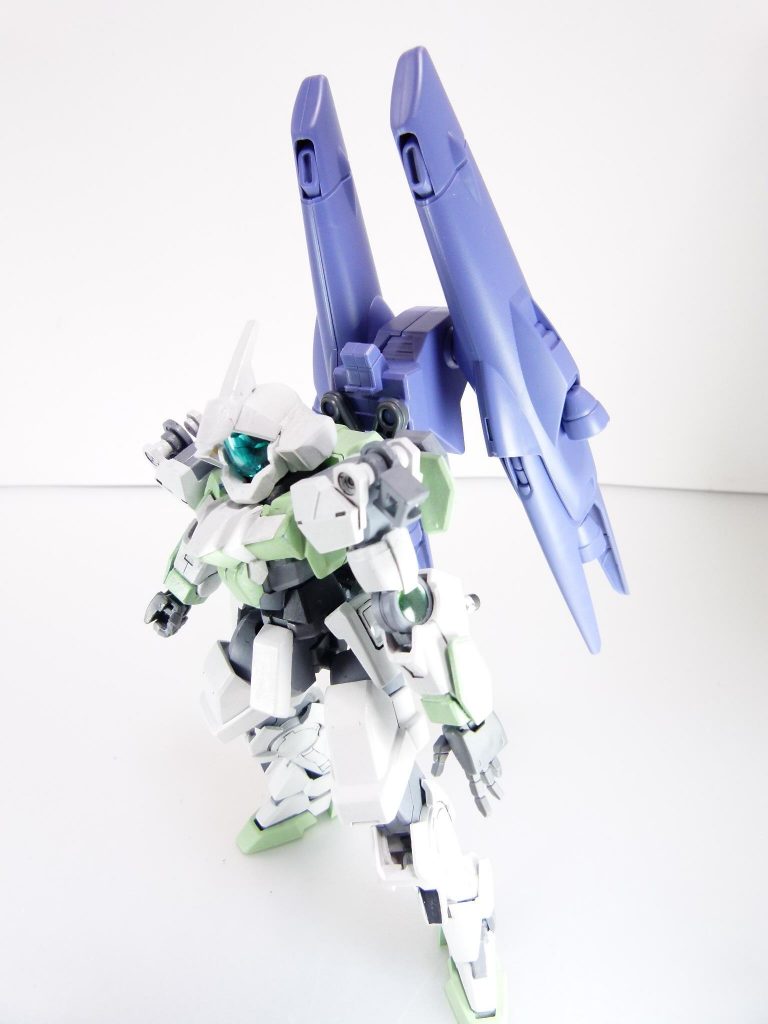 ブースターこそ浮きますがなんとか装備可能。アームアームズ側を動かしてやることで三国伝・LGBBの2穴にも対応できます(一部対応しないバックパックもあります)。