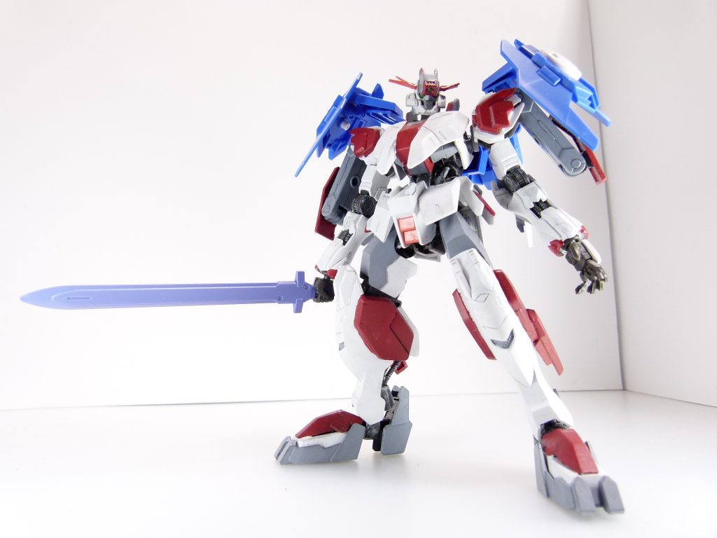 バトルブレード:グレイズを地上で運用する際の主装備として開発された剣。比較的軽量で、重力下において高負荷となる姿勢制御システムへの負担を最小限に抑えた上で十分な破壊力を発揮する。むしろ「逆」のほうが似合う気もしてきたので、カルメネールのガンフレ二穴にAGP二軸、SDCS版のダイバーのバックパックを装備(第22改参照、ニッチな改でしたが見てくれてありがとうございます)。バトルブレードも持たせるとなんだかかっこいい。