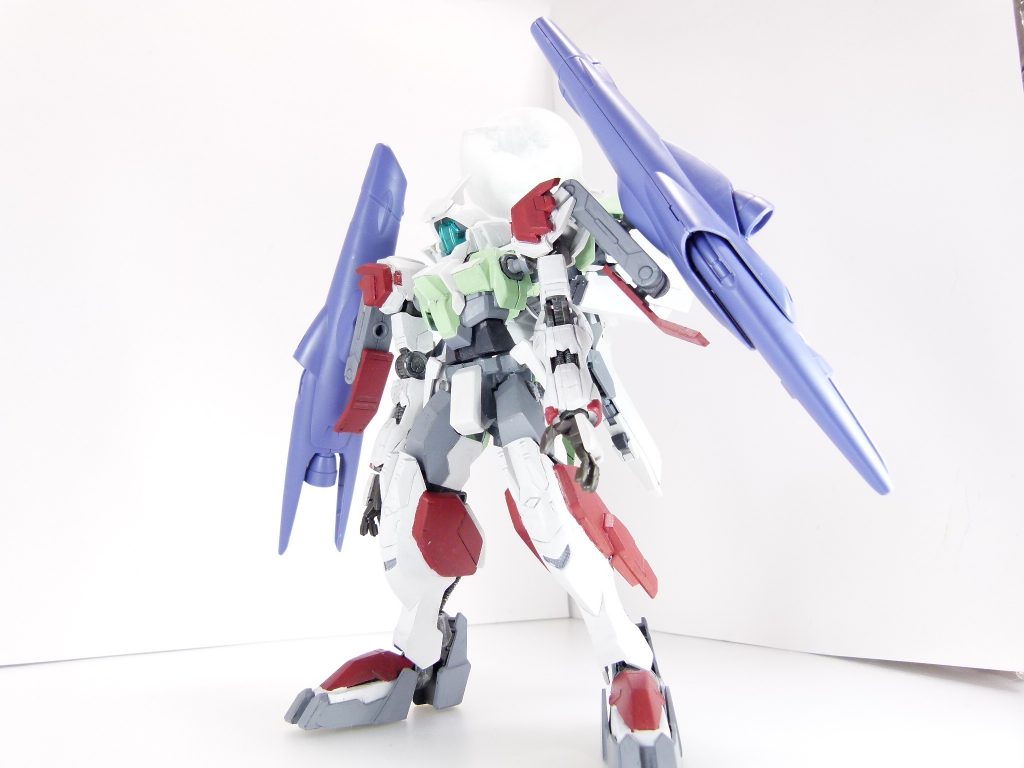 GNネイキッド(キマイラ仕様):ネイキッドの四肢をカルメネールのものに換装(共通規格なので無改造でできます)した特別仕様。肩には巨大なキマリスブースターを追加装備。背中にはフルボディブースター(第5改参照)とプレゼントの袋(過去にブログで使用したもの、2015年更新分「サンタゲッコウガ ポケんちへ行く」など参照のこと)。アルザスのことをよく知るダイバーからは赤と緑の縁起の良さから「クリスマス仕様かな」などと思われていたとか。(小説パートの補足)・クリスマス編の後編。下記するように、キマリスブースターとバトルブレードとMWだけの本作をどうするか・・・と考えて決めたのは「特別編にしてしまえ」という事でした。・思えば、「キマリスブースターを取り付けられない」からカルメネールを作ったわけであって・・・アルザスの言うように本末転倒です。これについても下記。・大破したカルメネールは次回で戻ってきます。ちょっと違った形で。・「酔ってけッ!トランザム!!」。アルザス機がトランザムに入る文句をようやく書けました。年明け更新(ダークマターブースター)で詳しく。