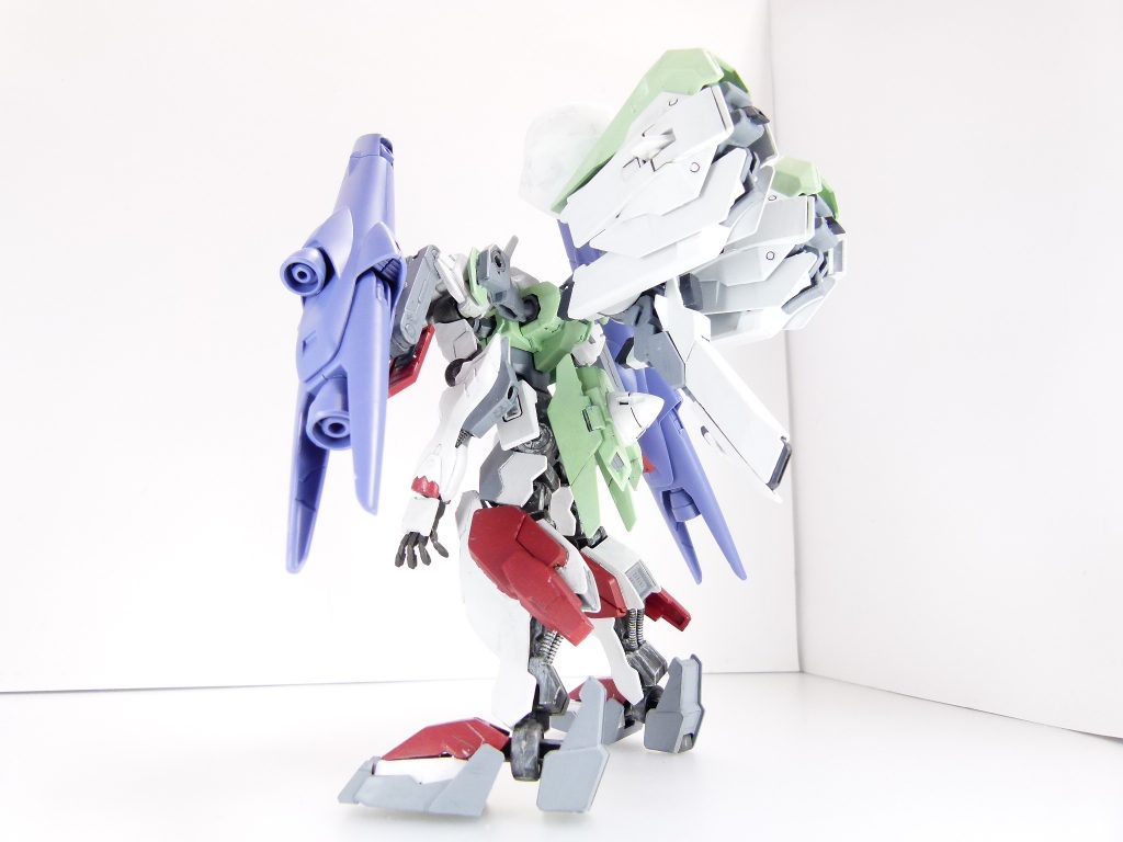 第24改「キマイラの夜」キマイラの夜。あたしが生涯、忘れることのない夜。運営側のクリスマスイベント(の手伝い)、決行2時間前。あたしのカルメネールは、よりにもよって直前のガンプラバトルによって大破した。相手がオーガさんのGP-羅刹なら仕方の無いところなんだけれど、破損は現実世界にも及んでいたからさあ大変。胸部装甲とリアクターが破壊されてて、復帰しようにもできない状態だったのよ。ゲーマスに早速メールを出して、来た答えはこれだった。「獅子に鳳凰の輝きを与えるのだ!」・・・なにそれ。轟炎武威大将軍!?・・・まぁ、とにかく言いたいことは解った。「ダイバー間のバトルについては運営側は関知しないから這ってでも来てね」と・・・ネイキッドは、ある。けれど、プレゼントは想いが詰まってて本当に重い。ネイキッドに積載できるぎりぎりの量で、推進剤も当然使うから・・・ともかく。「獅子に鳳凰の輝き」。やってみるか。できた機体は、ネイキッドのボディにカルメネールの手足を取り付けたものだった。カルメネールを作ったそもそもの要因である「装備の重さ」と「キマリスブースター」まで付けてね。これじゃ本末転倒よ。プレゼントのついでにフルボディブースターも背負って、今にも倒れそうだけれど準備完了。酔ってけッ!トランザム!!・・・配布の間、あたしはずっと考えていた。オーガさんに言われたこと。「味」が、しなかったこと。確かにあたしは、今まで武装のテストばかりをしていた。個性を隠してまで、ガードフレームの「兄弟」として手伝いをしてきたわけで・・・ま、ともかく。やってやろうじゃない。あたし自身の「味」、あたしのガンプラで・・・!