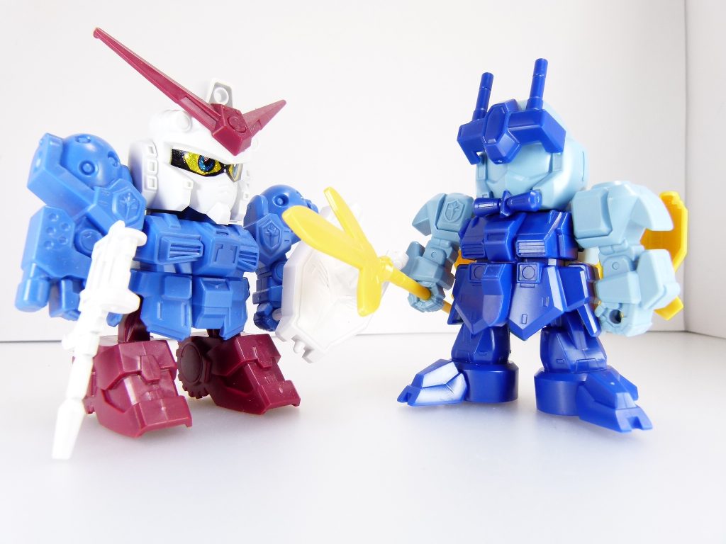 素組みで完成。左は同シリーズのキャプテンガンダム。目がホログラムシールになっておりさすがは主役です。しかし組んでみると･･･成形色と本来の色が一致しないキットでもあります（ガンダイバーの場合、「ガンダムフォース」登場時と比較しても目のシールの色も違います）。素組みでは腰も首も固定、可動するのは手足のみ。戦わせたりガンチョッパーに換装させたりするわけではないので「ゲーマス」として手元に置いておくのには十分であるものの･･･素の状態での塗り分けは至難の業です。一段くぼんだ腹とか。