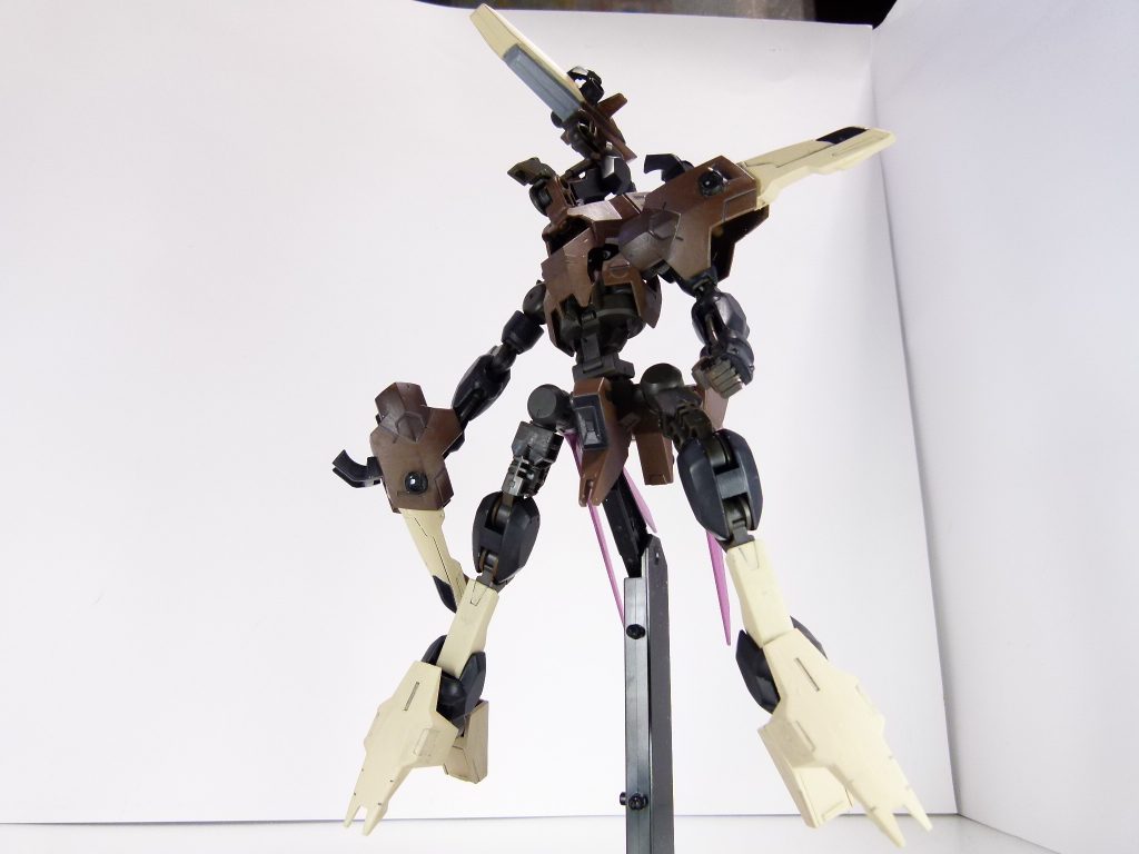 MS形態(?):本来輸送用のガンプラである本機は戦闘を想定しておらず、バトルになる前に自慢の脚力で逃げるのが妥当である。MS形態にするには胸部フレームの前後入れ替えが必要となり、通常のガンプラの「変形」とは違い再スキャンが必要。ナノラミネートビーク:・・・それでも自衛のために戦う必要がある場合の、本機唯一の攻撃武装。3本のくちばしはナノラミネートアーマーでコーティングされ、打突すれば高い破壊力を持たせることができる。MS形態では肩アーマーごと手持ちで使用。総合性能が向上したことで、脚力自体も強力な武器と化す。・・・しかしMSに戻す機構は残しました。ドードリオ形態が本体なので追加頭部はしまいきれません。頭から斜め後ろに伸びます。