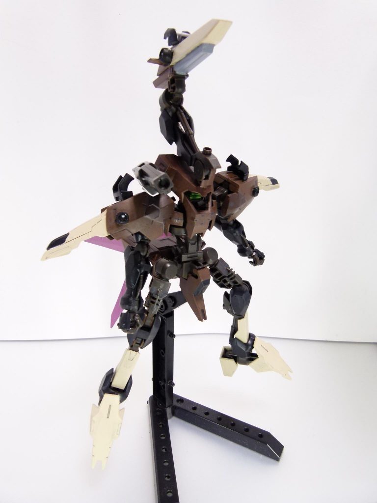 オプションパーツ:戦闘は想定していないものの、「鉄血」ガンプラの持つ拡張性は遺憾なく発揮される。MSオプションセット7のショートバレルキャノンを肩に付けてみる。