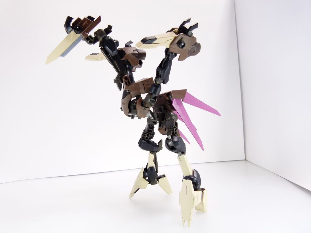 ユーゴー・ユーゴリオ:「カントー地方がホットだから」という理由以外にも改修理由は色々ある様子。昨今ペリシア近傍の砂漠地帯で非武装ダイバーを狙った追いはぎ被害が多発していること、そして多くの武装をテストするアルザスの姿に心を動かされたから・・・とはダイバーの弁。主にペリシアやフォースメンバーへの物資輸送に特化しており、追加された「頭部」は、遠距離の索敵能力を高めるEWACの役割を果たす。展開方向を変えられる尾羽は、特に宇宙空間の機動力を高める。相変わらず飛行スキルは持たせていない。3つ目の頭部は秋葉原工作室で入手していたユーゴーの脚部のジャンクパーツと、家にあった「1/100 ガンダムF90」のクルージングミサイルから。それにダブルオー・ダブルオーダイバーの膝裏パーツを付けてアンテナに。尾羽はギャラクシーブースターのユニットをユーゴーのバックパックに取り付けています。