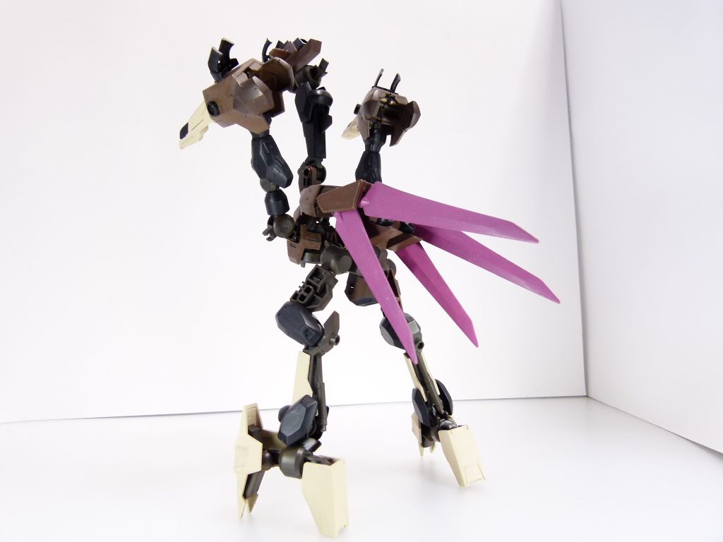 後ろから。元々、ドードーはユーゴー発売直後に勢いで改造した部分もあり、半分は素組みの状態でした。今回はそれらを見直し、フレームへのドライブラシ、装甲の9割の再塗装、ドードリオにするためのパーツ追加を行っています。追加パーツは頭の上から生えた3つめの頭部パーツと「尾羽」にあたるバックパック側面、各頭への追加アンテナ。そして輸送用コンテナです。