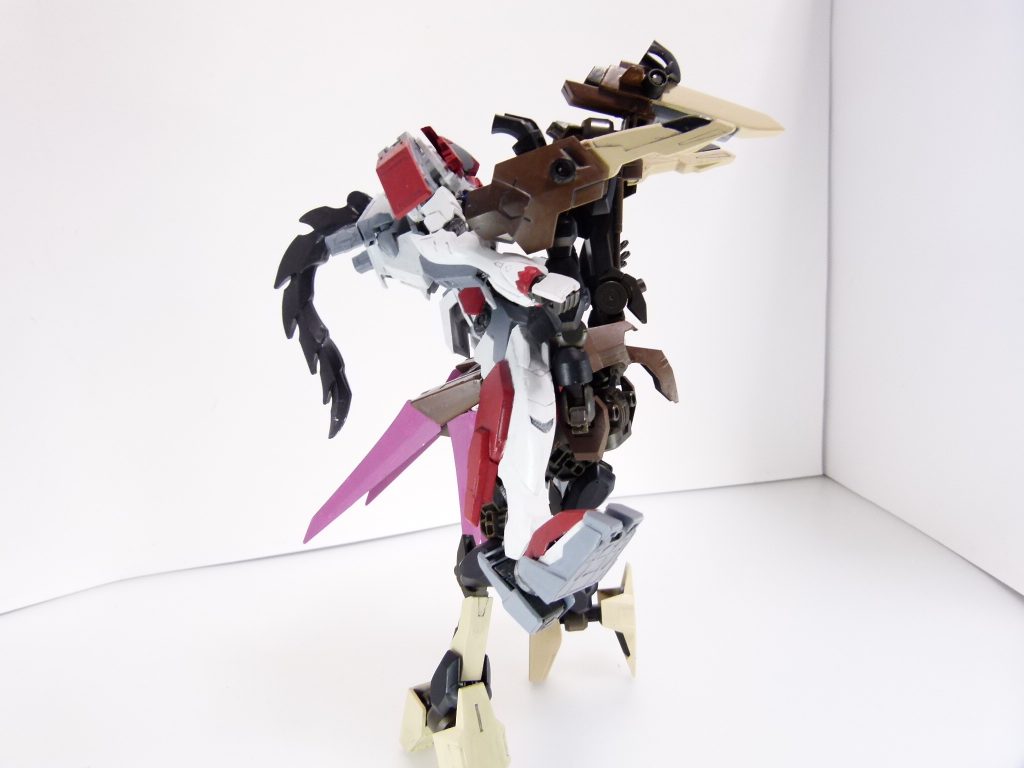 ライド機構:ドードー時点から可能だった、他MSを乗せての疾走。ユーゴリオになって尾羽パーツが張り出すため少し乗せにくくなったのは難点とダイバーは述べている。輸送コンテナとは選択式。乗せにくい場合は尾羽を外してしまえばいいのだけれどそれだとドードリオじゃなくなるという。GBNはバトルが主軸になりがちですが、こういう考え方もあっていいのかなと思いながら(再)製作していました。余談ですが、スミ入れは先日新発売のタミヤスミ入れ塗料(ダークグレー)を使用。ブラックよりもきつくなく良い感じです。