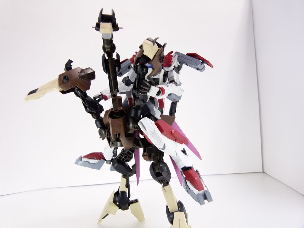 第25改「進化の兆し」気付かされたから・・・進化の兆しは、もうすぐ。・・・あ。ちょっと、そこのドードー使いさん!乗っけてよ!あたしよ、あたし!アルザス・リースリング・・・!・・・ふぅ。砂漠で立ち往生するところだった。また助けられたわね。・・・え?ペリシアで最近、バトルしてただろうって?あたしほどの製作能力があれば砂漠の突破はたやすいだろうって・・・見てよ。この胸部パーツ。ついこの前、なんて言うかそのー・・・壊れちゃって。慌ててバルバトス買い足して、胸部装甲とリアクターもらって勇んでペリシアに駆けだしたら・・・砂が詰まって立ち往生よ。やっぱ、素組みじゃ駄目だわ。・・・で、そっちはどう?クリスマスの贈り物、無事受け取れた?・・・よかった。あ、気がついたら・・・機体、ちょっと変えたんだ。え?「進化」?この前までドードーだったのが、へぇ・・・ドードリオになってる。ユニーク点稼ぎ?ちゃんと塗装も塗り直してて、索敵能力の強化も図られてて・・・まさに、運び屋じゃない。「カントー地方がホットだから気合い入れちゃった」、か・・・うん、いいと思う。あたしもね。どっちかって言うと・・・「進化」したいな。年末はゆっくり、改造プランを考えてみる。バルバトスがルプスレクスに「進化」していったように。カルメネールの改修と、あと一つ・・・ずっと考えて出来てなかった、あたしだけのガンプラ。名前だけはもう、決めちゃってる。成熟した、あたしの「味」。「GNヴィンテージ」・・・!