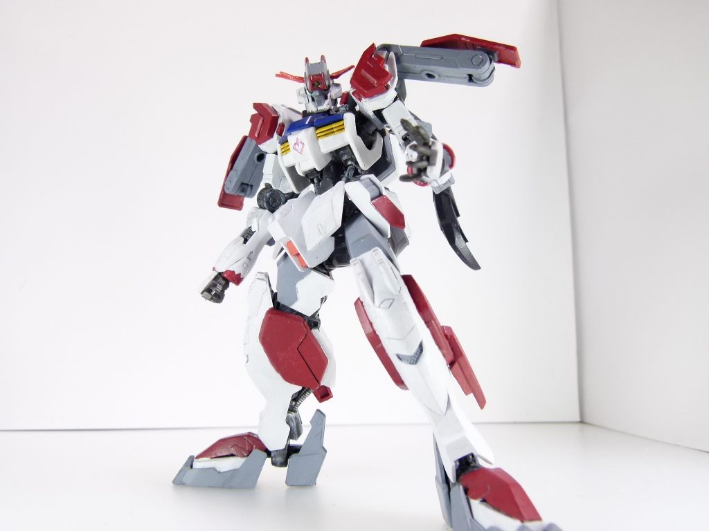 ガンダム・グシオンカルメネール(応急補修仕様):大破したカルメネールの胸部リアクターおよび装甲を、ほぼ素組みのガンダム・バルバトスのものに変更した姿。応急処置ではペリシア周辺の砂漠は越えられなかったようだ。年末は「壊れた胸部装甲を元に戻す」事から始めようと思ったアルザスである。(小説パートの補足)・「ユニーク点稼ぎ」:機体の独創性を極限まで追求し、それに応じたボーナスポイントをもらうことでペリシアに入城するだけの機体能力を得ること。 旧GUNSTA初期の企画・「ポケモンガンプラ化計画」はまさにそれにうってつけであり、ドードー使いのいるフォースは全員ポケモンモチーフの機体を使用しているとか。・「GNヴィンテージ」。「アルザスの本気のバトル用機体」、その名をようやく出すことができました。今回で2クール分(4ヶ月)連載した計算になりますし。シアクアンタをベースに現在作成中ですがまだまだかかりそうです。・それとは別に、カルメネールもこの先大改修を迎え、対オーガさん用の新形態になることだけは決めています。 果たしてどのような「進化」を見せるのかは来年。