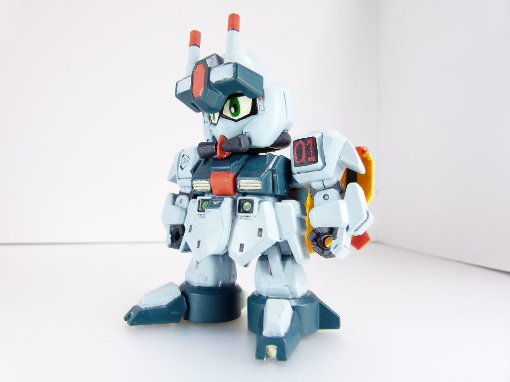 また、「ビルドダイバーズ」公式キャラクターページと本キットのパッケージを比べると、肩にGBNマークを書いただけではなく、手描きアニメで登場させる故かいくつか塗り分けなどで異なる部分がある様子。具体的にはこれらかな。・胸のダクト部分の塗り分けがシンプルに・肩上部、腰のV字部分とその周辺、腰カメラ？部分の塗り分けも異なる・胸部ハッチ、肩、腰、足などのパネルライン、モールドはおおむね平滑に（今回は時間の都合で上半身のみ直しました）