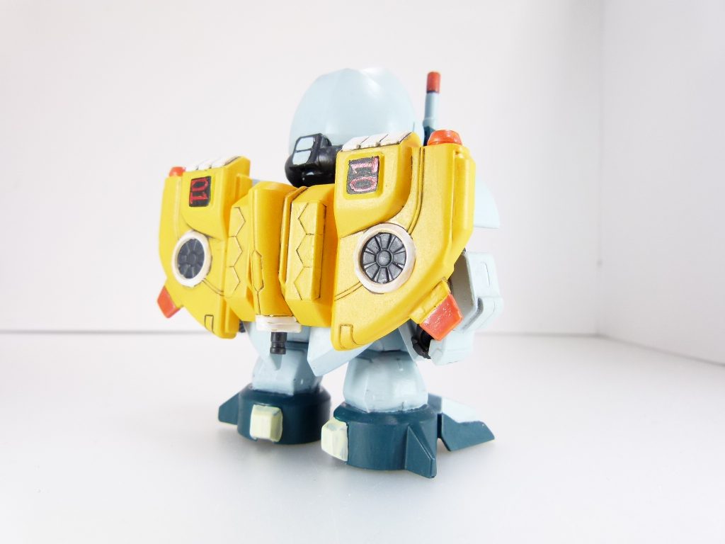 今回はそれらを踏まえて塗装、右肩SDGマークの削除とGBNマークの手書き、一部パネルラインの平滑化。首だけはどうしても動かしたかったので、グレイズフレームの腰関節を移植して可動できるようにしました。もちろん目は手書きです。それ以外は面長である事も含めプロポーション面には手を加えていません。せめて顎部分がもう少し上にあれば。いろいろ見ていくとリ・ガズィあたりがモチーフになっているような気もします。