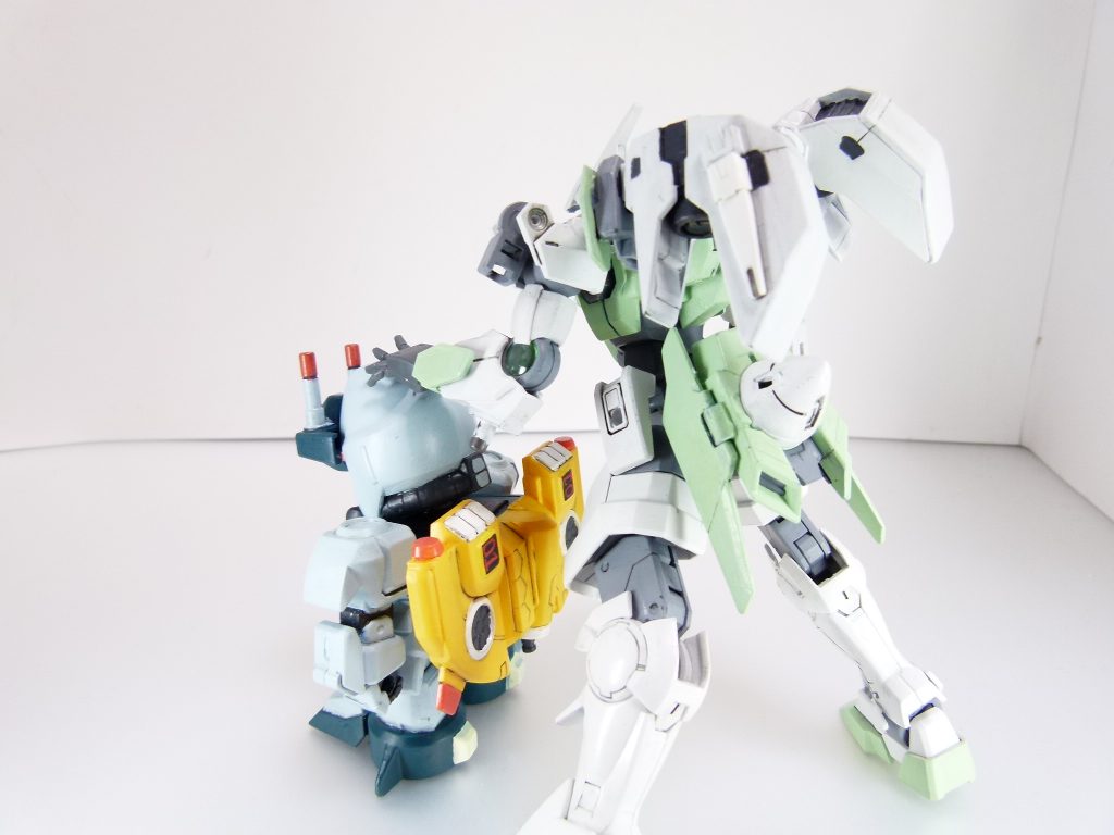 第26改「GBNLives:ＧＢＮとゲーマス」ゲーマス。あたしをこの道に誘った、大事な「人」。あたし、アルザス・リースリングのリアルの姿は、ある日突然現実世界のバーに誘われた。ゲーマス･･･カツラギさんだ。先日のクリスマスイベントの時、やらかしたからかな。ゲームマスター、あたしが略してゲーマス。本名はカツラギ･･･それ以上言うと個人情報に触れるからやめておかないと。ＧＢＮの安定運営を行う上で適任とされた人物で、もともとＧＰデュエルの保安手腕を買われたらしいんだって。あたしとクジョウ、他一部の友人しかその素性は伝えないことになってる。※追記※ちなみにリアルの顔は結構厳ついです。苦労人ねまあ、ただバトルするだけのＧＰＤと仮想世界でみんなで自由に暮らしてるＧＢＮで大きすぎる違いがあったのは誰の目から見ても明らかなわけで･･･ある日、突如としてダイバールックを変えたわ。変えた先は、「ＳＤガンダムフォース」に登場したモビルディフェンダー・ガンダイバー。ＧＢＮのプレイヤーを「ダイバー」って呼ぶからガンダイバーにしたんだって？･･･それならもうちょい名の知れた「ＧＡＲＭＳ」の方のガンダイバーにしてたでしょうよ。向こうと違ってこっちは量産型。本来の設定では７機いるし、飛行ユニットを装備すれば空戦仕様・ガンチョッパーにも変身できる。あと、「ガンプラ」が存在するの。ＧＡＲＭＳのガンプラ（正式には元祖ＳＤガンダム）は今だとレアすぎるしね。ＳＤガンダムにすれば表情が読みづらくなって･･･あと、もし自分が不測の事態に陥った時にも、肩に「02」とか「03」とか書いたガンダイバーが現れるって思ってたんじゃない？･･･もっとも、大元からはそれなりに評価されてるみたいだけれど。本来あらゆるガンプラが乗り込み式になるＧＢＮ世界において、「本物」のＳＤみたいに動いたりしゃべったりできるゲーマスの「身体」は、実際にバグが起こった際に現場に出動する時にもその堅牢性を発揮して･･･先日のレイドボスバグの時は自ら前線指揮したのにはあたしもびっくり。サラちゃんの件で辞めさせられなくって良かったわよね。この時の毅然とした態度、曖昧よりはずっと良かったとは思ってる。ダイバーになあなあになってたら、ＧＢＮの未来なんて「ビルド」できないものね。･･･で、ゲーマス。もとい･･･カツラギ？話とか、あるの？･･･今年はＧＢＮのことでいろいろ迷惑、かけたかも！？そんなことか。お疲れ様･･･あたしもよ。クリスマスイベントの時は迷惑かけたし、第二次有志連合戦出られなくて･･･正直、ごめんね。･･･そんなことは今はいい？これからの、ダイバーとしての目標？うん。あたしの、「味」を見つける。あたし自身を、テイスティングするの。･･･悪い？