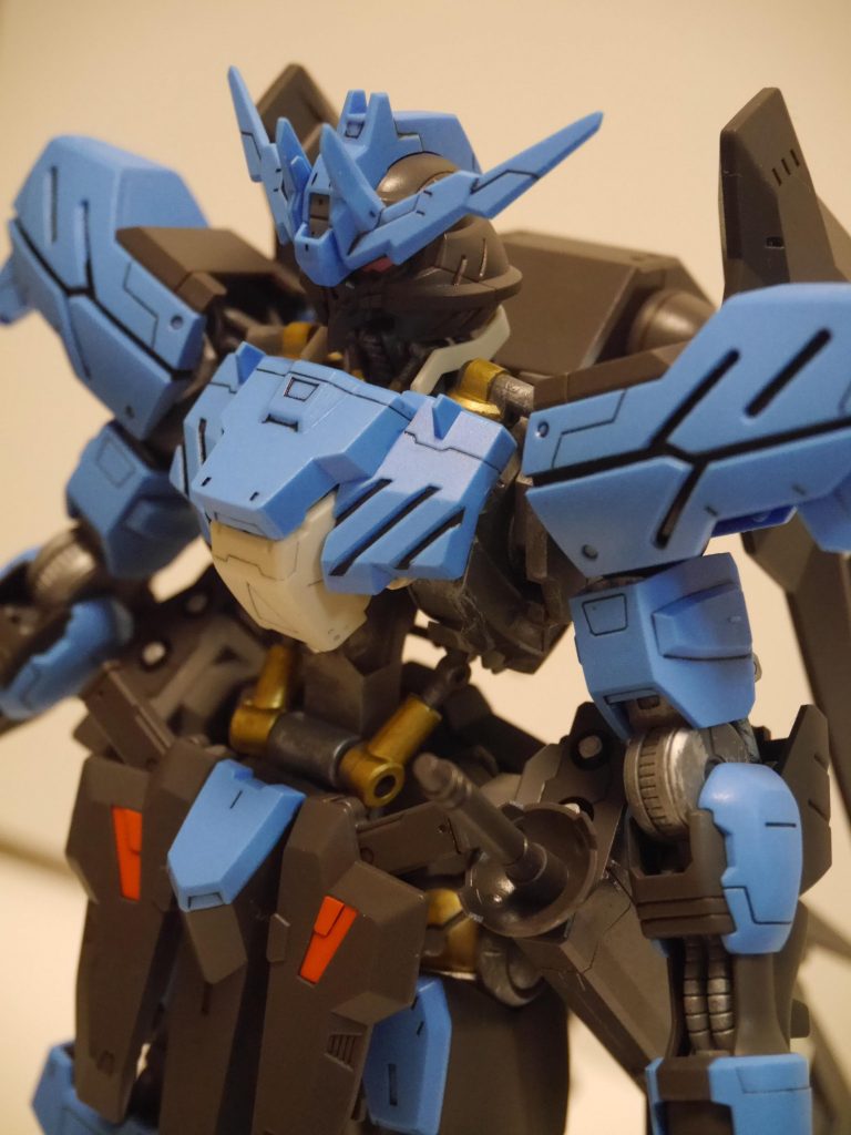 肩、胸の黒いラインは筆塗しています。鎖骨部分の金色も筆塗してます。
内部フレームのドライブラシ、なんとなく分かっていただけますでしょうか・・。