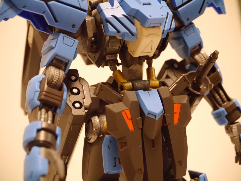 腹部の細いフレーム(パイプ?)も一部金色に塗装しました。
サーベルもシルバー塗装しています。