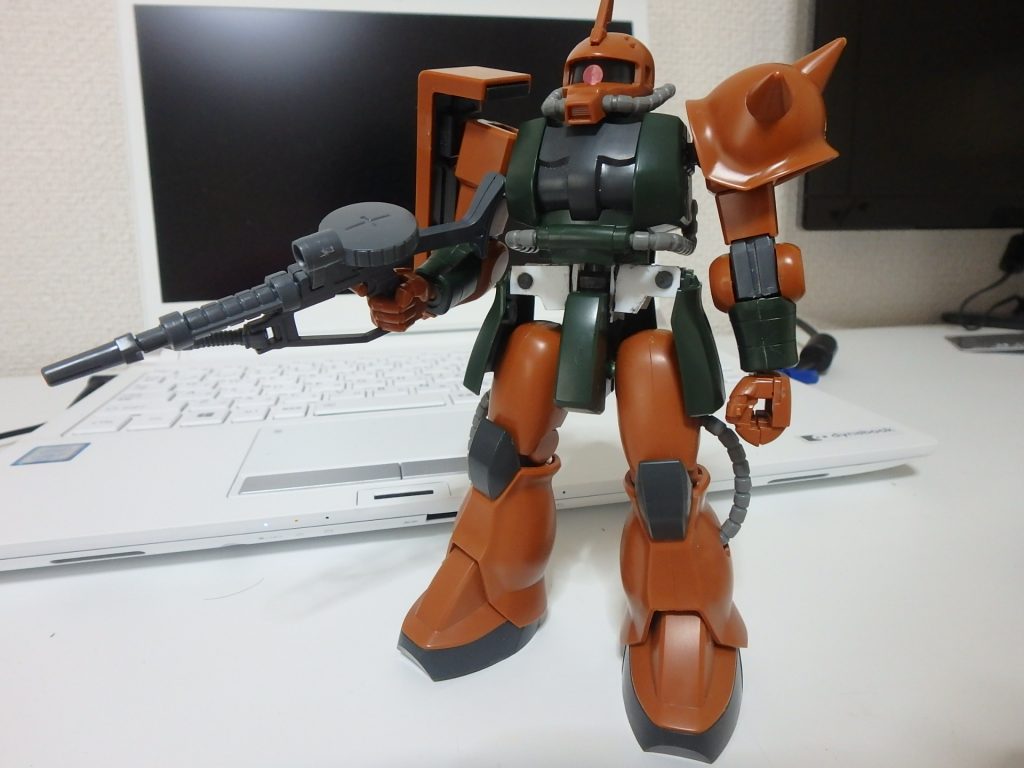 HG初期のザクIIのキットって、腰が回らないんですよね。CADを手に入れたのでパーツ作図してオンスケで型紙印刷してプラ板で腰回りの部品を作成。瞬間接着剤でペタペタ組み合わせました。ポリキャップは今まで作ってきたキットのあまりをストックしておいたので、そこから流用。