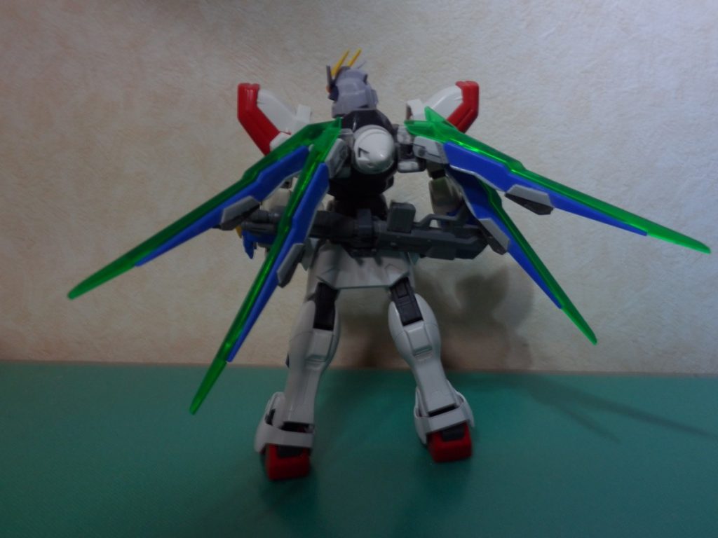 背面のブレードビットの基部はプラ板で自作。GNドライブはRGエクシアの物を使用し解放モードが出来る……予定でしたが、完成時につまってしまい動かなくなりました(涙) クリアランスが甘かった……。