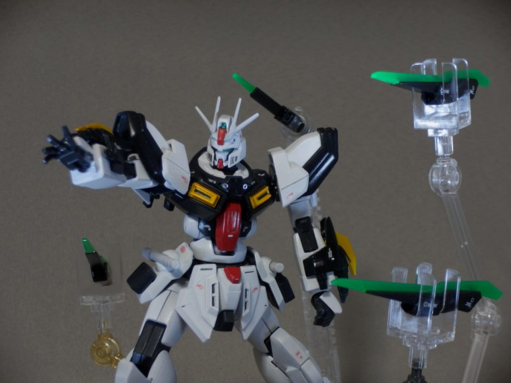 さらに特殊兵装として敵防御フィールドを実体剣で突破、下部に搭載されたビーム砲で目標を確実に破壊する事を目的に制作された汎用オールレンジ兵器、GNガンブレードビットを搭載。