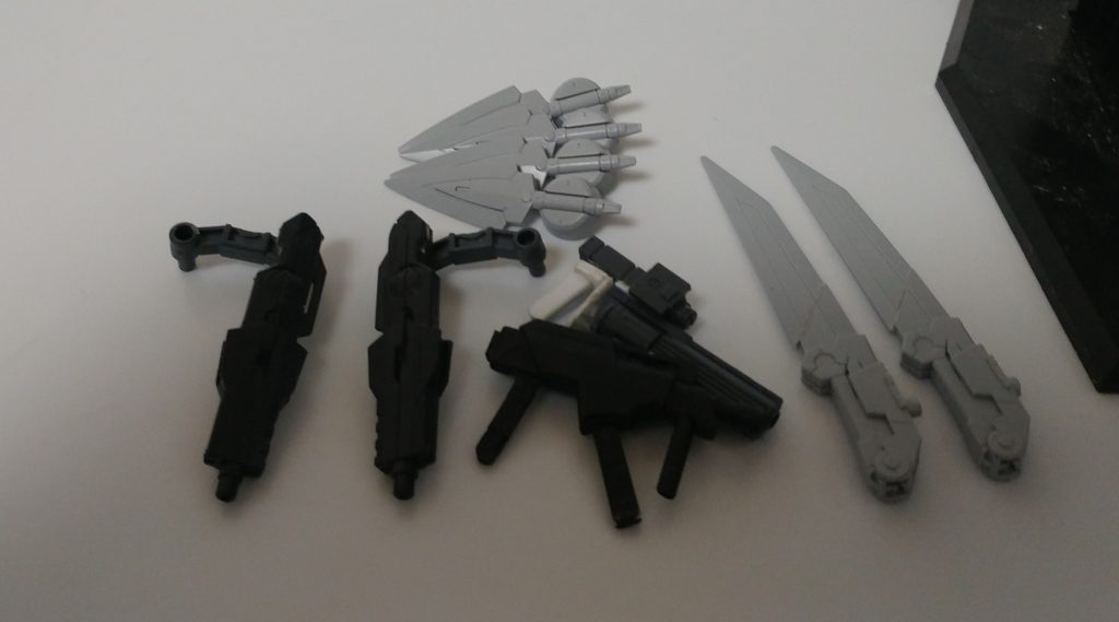 武装は以前と同じもの(バックパック装備のビームガン2門、ヒートナイフ4本、ショットマグナム)のほかに、マシンガン、ヒートソード2本を追加しました。これらを戦闘によって使い分ける感じです。またショットマグナムは形状を若干変更しております。