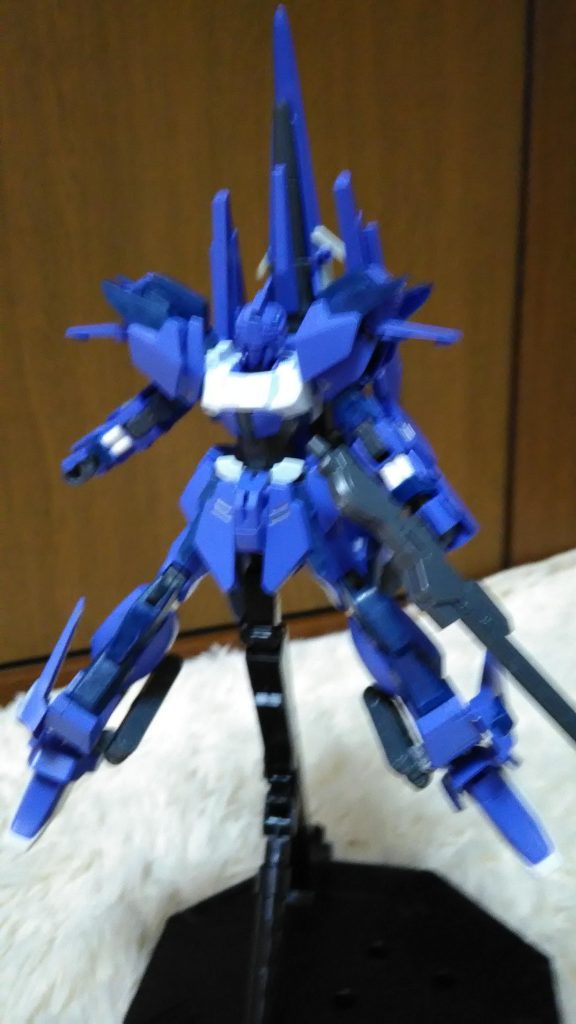 ぶれっぶれ撮影ですが、肩部はデルタさん余剰パーツの組み合わせ。脚部装甲追加はアムアムと余剰パーツで。内側にアムアムのブースター?やミサイル?等を仕込むことで多少なりの多様化が望めます。