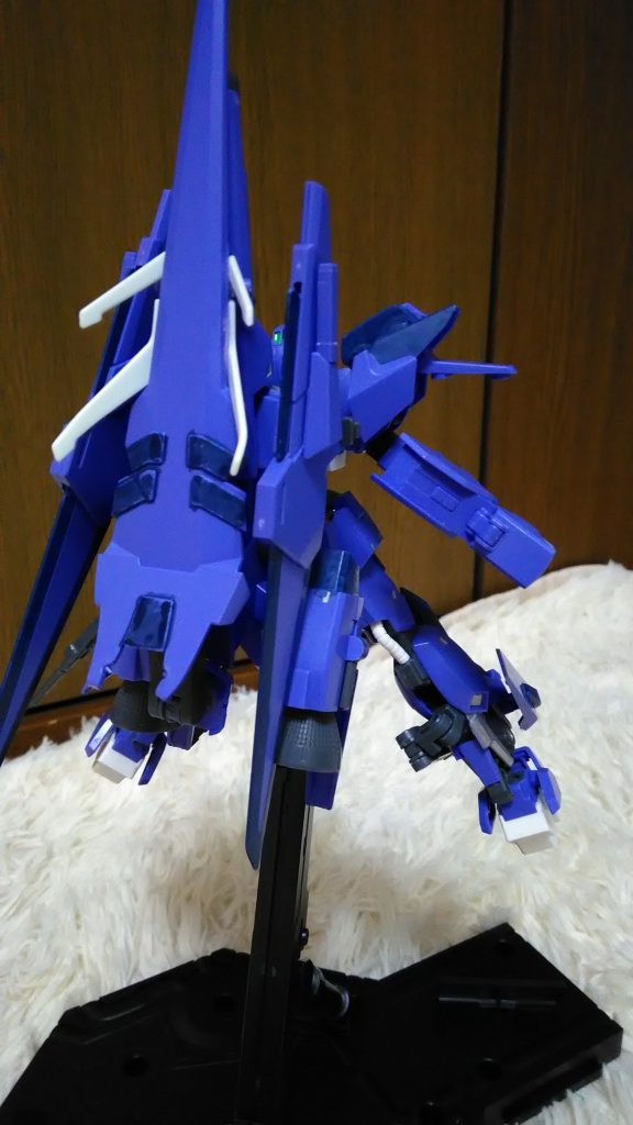 後ろ姿。シールドには余剰パーツのビームサーベルの先と故Gディフェンサーさんの小さいウイングを接着。ネオジム磁石でメガライドランチャーの砲身上カバーにつけております。