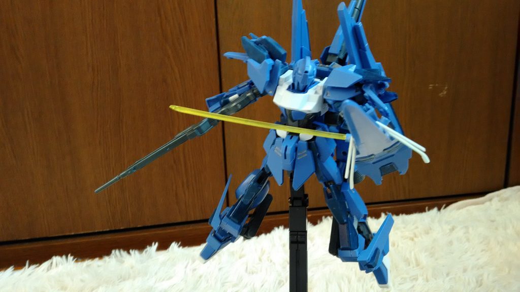 シールドビームサーベル。ビームライフルを離さなくてもサーベル使えるね、的な便利さと、もうひとつのアイデアで、こんな感じに。