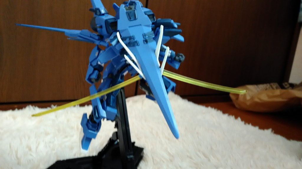 からのー、百万式フルアーマー、ドラゴン形態!!
ってもシールド前面にして突っ込んでビームサーベルで斬りつける、的な......
見た目インパクト勝負!
この為にシールドにビームサーベルやら何やらを接着したんだなぁ...