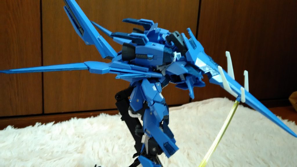 ドラゴン形態を横から。
メガライドランチャーの後ろと、シールドに接続延長アームをネオジム磁石つけて接続。かなり磁石弱くなったので改善余地あり。
メガライドランチャーの砲身が尻尾。振り向き様にビーム発射!のつもり。
アイデア勝負でしたが、
百万式フルアーマーさんを改修、塗装してまた投稿し直せるように
来年頑張ります...
閲覧ありがとうございました。