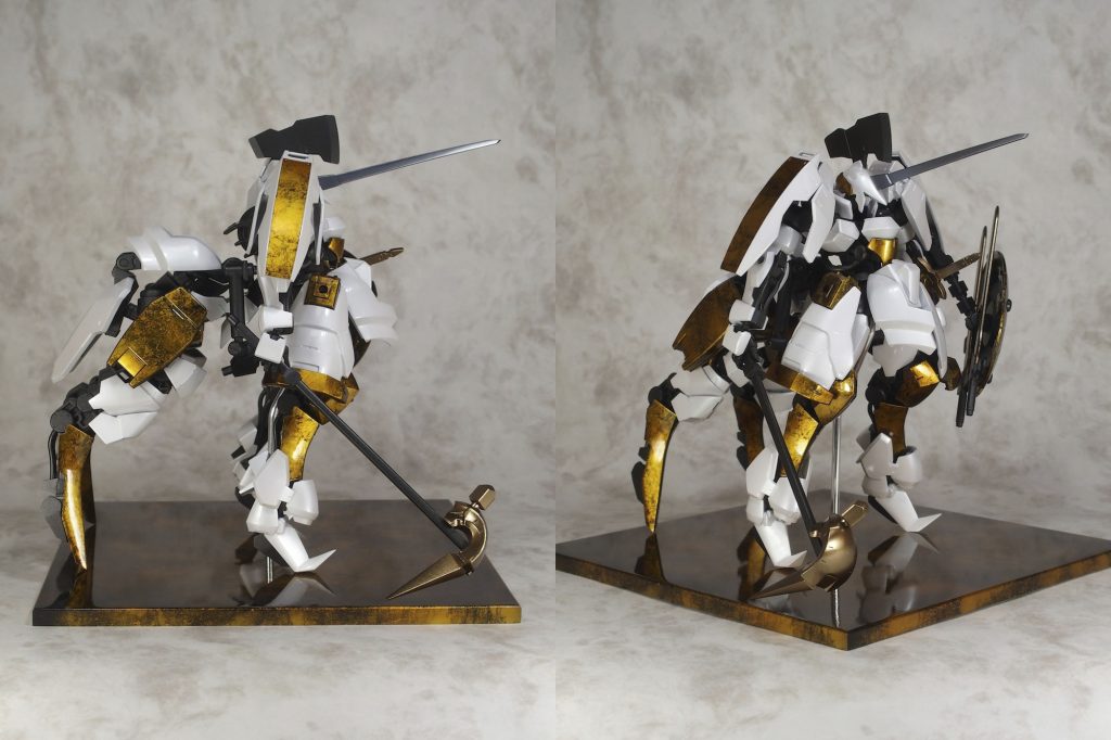 一応触れておかねばならないのが、なぜ本機と魔道機ハーレクインに
フレーム・外装ともに共通点が多いのかという事。
*「そりゃもちろん偶然／masaが後先考えずに作ったから。」*
では流石にアレなので
*『かつてある神機が半壊状態で発掘され、「王国」の解析/研究に魔道機やレアメタルに詳しい「島国」が協力した事があり、その報酬として残骸が島国に譲渡され、ハーレクインとして再構築され、王国に残った研究データからアインホルンシリーズが製造された。』*
って事で。
※アインホルンシリーズ：
　王国ではアインホルン・ドラッヘの前に同じ解析データから
　アインホルン・シュヴァーンという機体も作られている。
　　（過去にヴァルキュリアフレーム3号機オルトリンデとして
　　　製作した作品をそのまま転用。）
　
　
　
　
　
*◆標準装備*