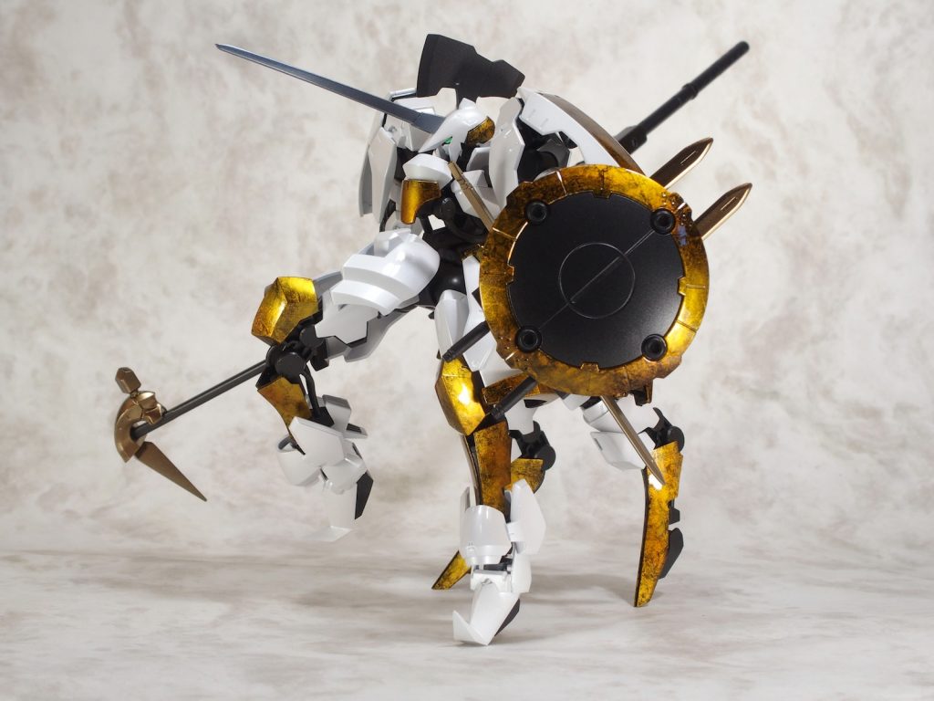 *白*はホワイトパールの光沢仕上げ。
*模様の入ったメタリックイエロー*については、
黒 → シルバーで蛇紋塗装 → ゴールドでラップ塗装 → クリアイエロー → クリアオレンジで濃度の変化を付ける→クリアコート
･･･で琥珀っぽくならないかなと思ったのですが、なりませんでした(笑
*ロングソード*はクレオスのスーパーゴールドとGXレッドゴールド。
*ショートソードとウォーハンマー*の金はガイアのパールカッパー。
パールカッパーは瓶で見ると粒子荒いけどメタリックマスターで溶いて吹いたら粒子感無くなる上にめっちゃ輝くわ。
　
　
　
　
　
*◆塗装前*