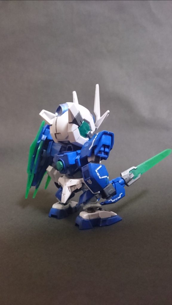 斜め後ろ
各所のマーキングはHGのダブルオークアンタ用を加工して使っておりまふ。