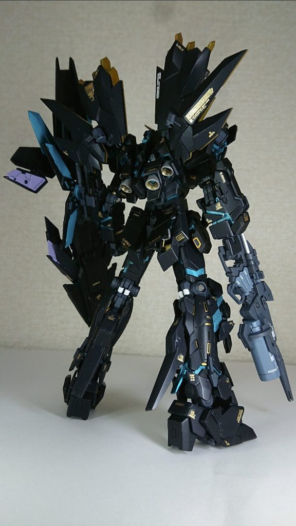 バックショットです。バーニアはガイアカラーのブライトシルバーで塗装し、内側のゴールド部分をスターブライトゴールドで塗装しました。