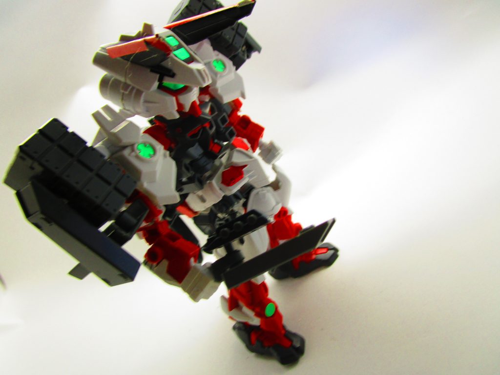 明日登零・力戦紅(アストレイパワードレッド)
岡っ引の魂を持った明日登零。
十手と沈静弾で敵を倒さずに落ち着かせる