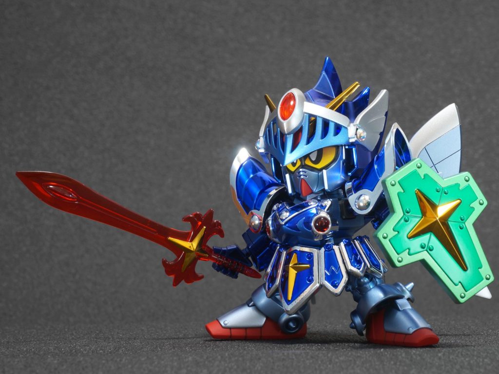 三種の神器装備。
バイザーは形状と取り付け角度を見直し。
穴を埋め、ひさし下部を削りこんでいます。
可動軸を1mm前方、0.5mm下方にすることで取り付け位置を変え、
好みの角度になるようにしています。
目もロンパリ気味なので書き直しています。