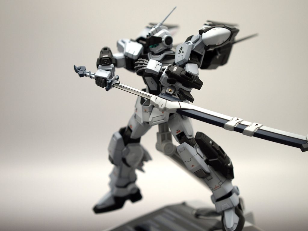 鞘を腰につけると動かしにくいとかんじたので左腕に接続し、居合いポーズも取れるようにしました。
刀には刃紋も塗っております。