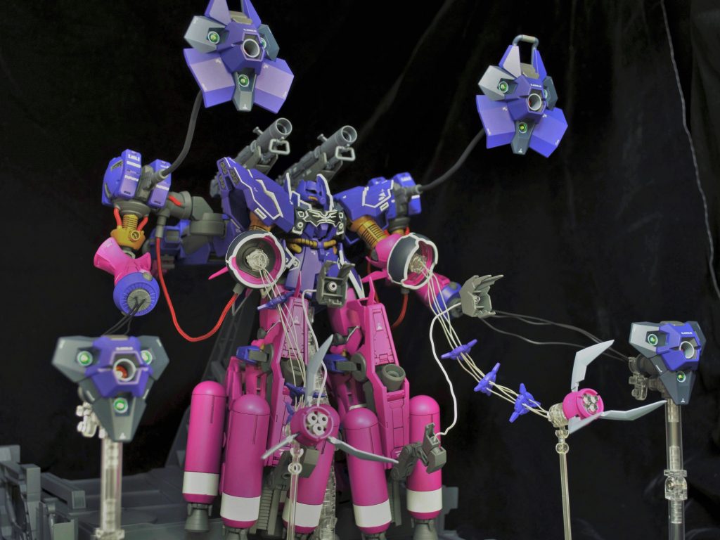 腕部インコム×2、シールドインコム×4、さらに脚部の隠しクローインコム×2を含め合計8基のインコムを装備
モチーフとしたタコをイメージしました
(型式番号の888はインコムやプロペラントタンクの数、ネオジオング(NZ-999)の一個前であることなどから由来)