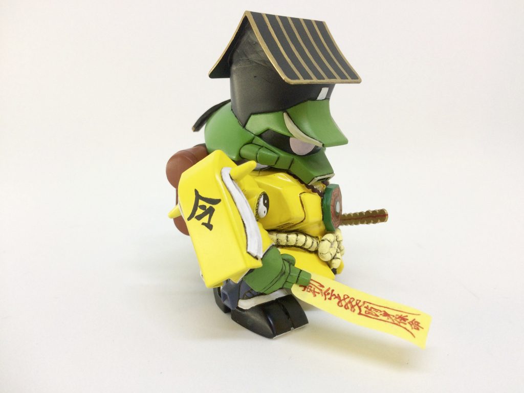 右肩の盾は、道士が掲げるのぼり旗をモチーフに改造。白いフサをエポパテで造形しました。