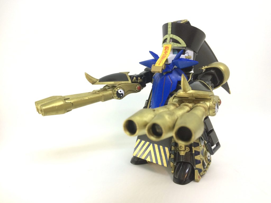 董卓の両肩に付いていた武器を両手首に見立てて腕に付けました。
手の形状から連想して、ジュアッグをモチーフにした帽子をプラ板等で作って被せました。
額のお札はジュアッグのゾウ鼻イメージ。