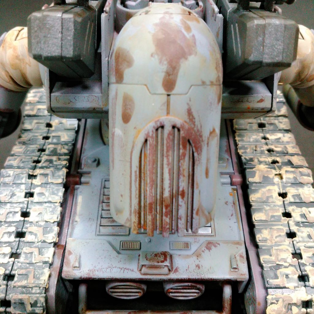 背中の排煙ダクトです。
チッピングを施した後にウォッシングをしたのですが、ここちょっと失敗です。ダクトの上部分の汚れの垂れ方が少し不自然、大きすぎですね。実物大のことを考えるとアンバランスです。