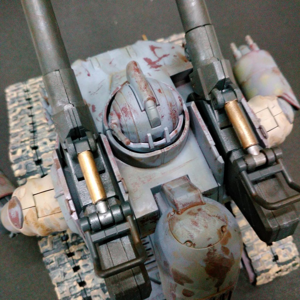 上から。
大口径砲は個人的にイチバン好きです。
特にシリンダーの部分がですね、メカメカしくてたまらんです！
でもガチャガチャしてたら塗料が侵食してて割れたんで動かせないです（泣）