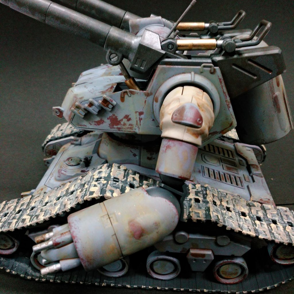 横から。
キャタピラの泥汚れにはウェザリングスティックを使用しました。スティックのりのように適当にくっつけた後、筆で伸ばしてやればちゃんとした立体の泥になってくれます。1色じゃ不自然なので僕は2色使いました。