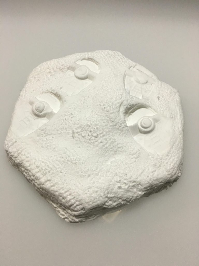 土台は100均のスタイロフォームにふわっと軽い粘土を盛って歯ブラシトントンで雪っぽく⭐︎