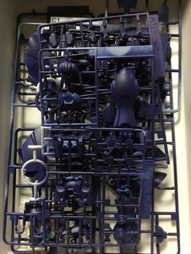 ランナーごと紺色のスプレー吹き付け