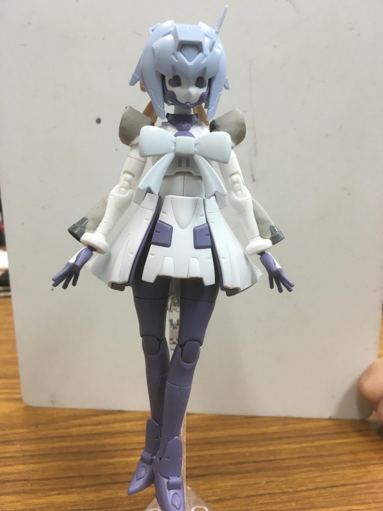 大体の形出し終了時です
肩と腕部はパテとブースターパーツを切った貼ったして形を出してます