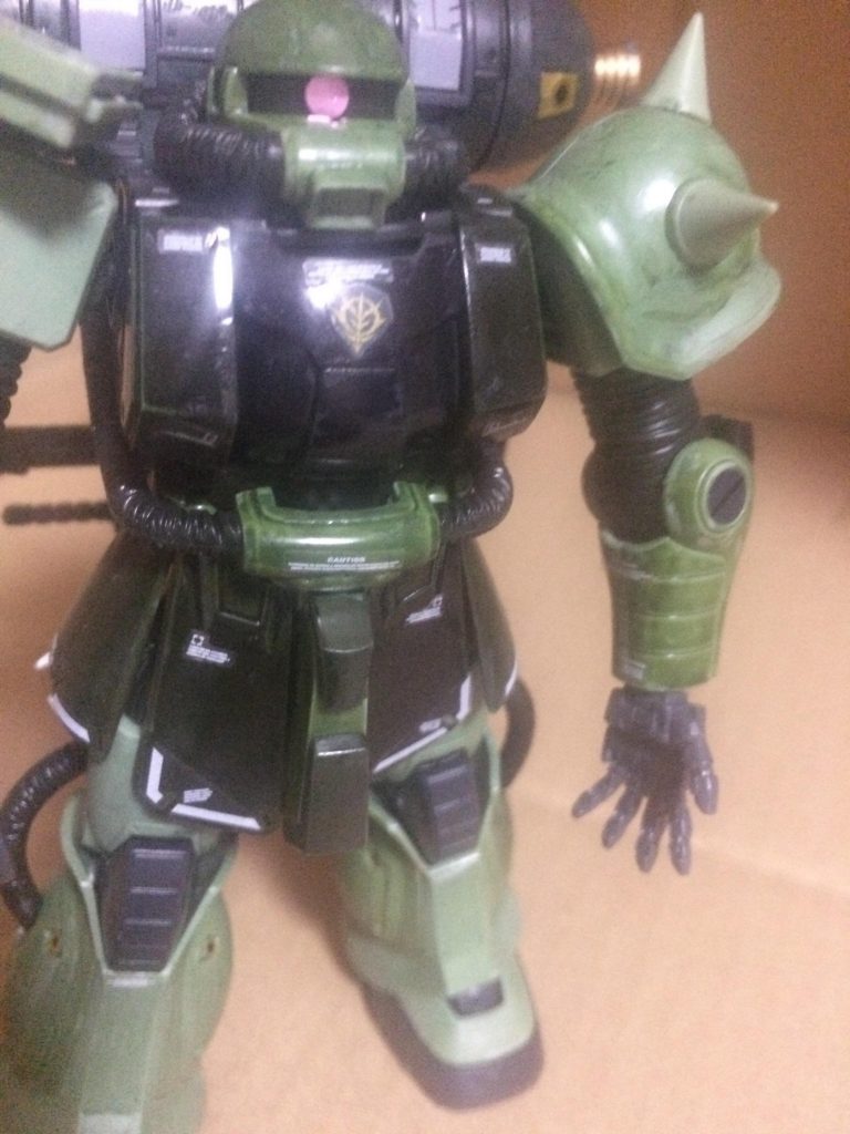 胸元を。
シールちゃんと貼ってますよ。