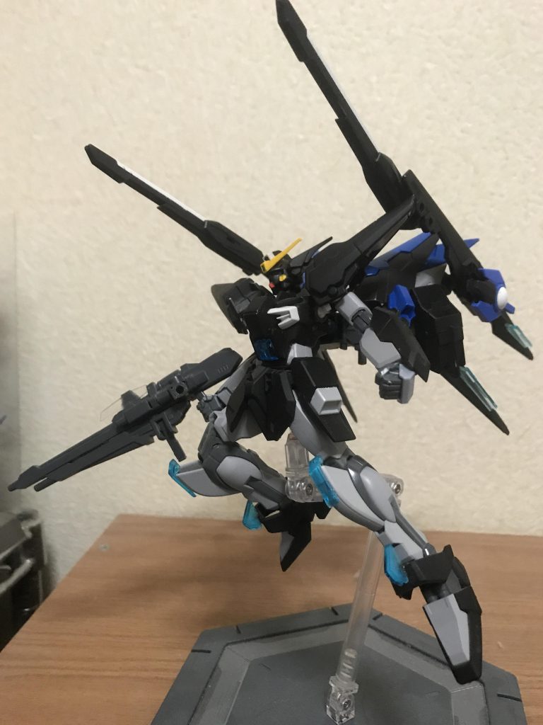 射撃形態は翼稼働させて前面にキャノンを展開します、カルネージを意識して肩に背負って打つ感じにしました