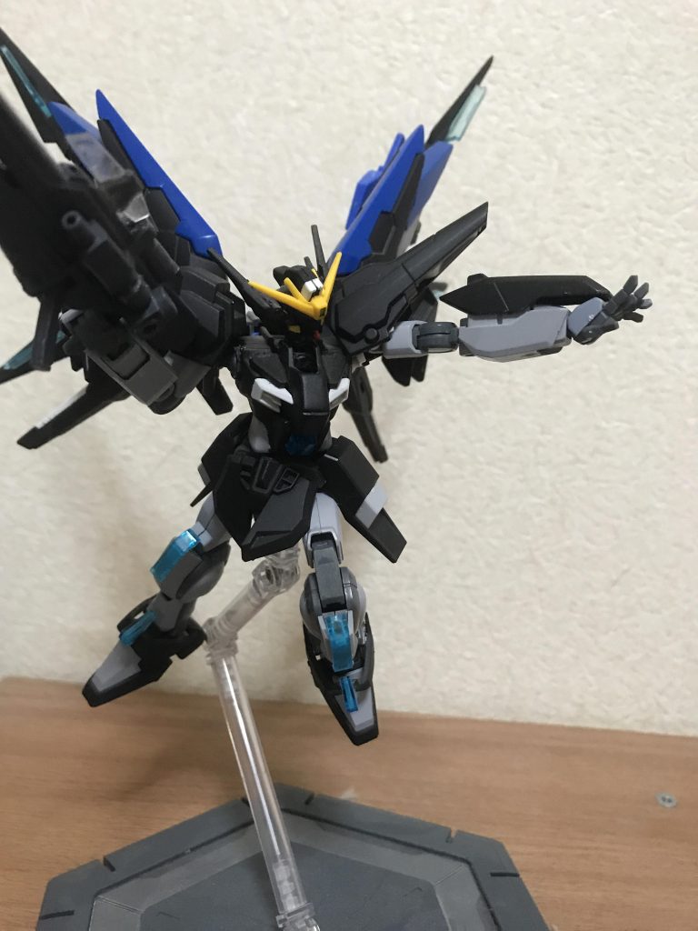 腕部が展開してシャイニングブレイカーのような攻撃ポーズもできます