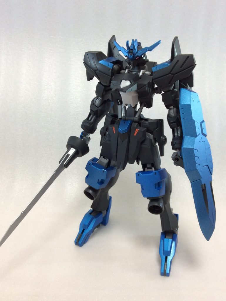 大きな変更点としては武装です。
差し替え可能なレイピアはガエリオのスタイルに合わせた武装でしたので、今回は剣と盾というシンプルな武装にしてみました。