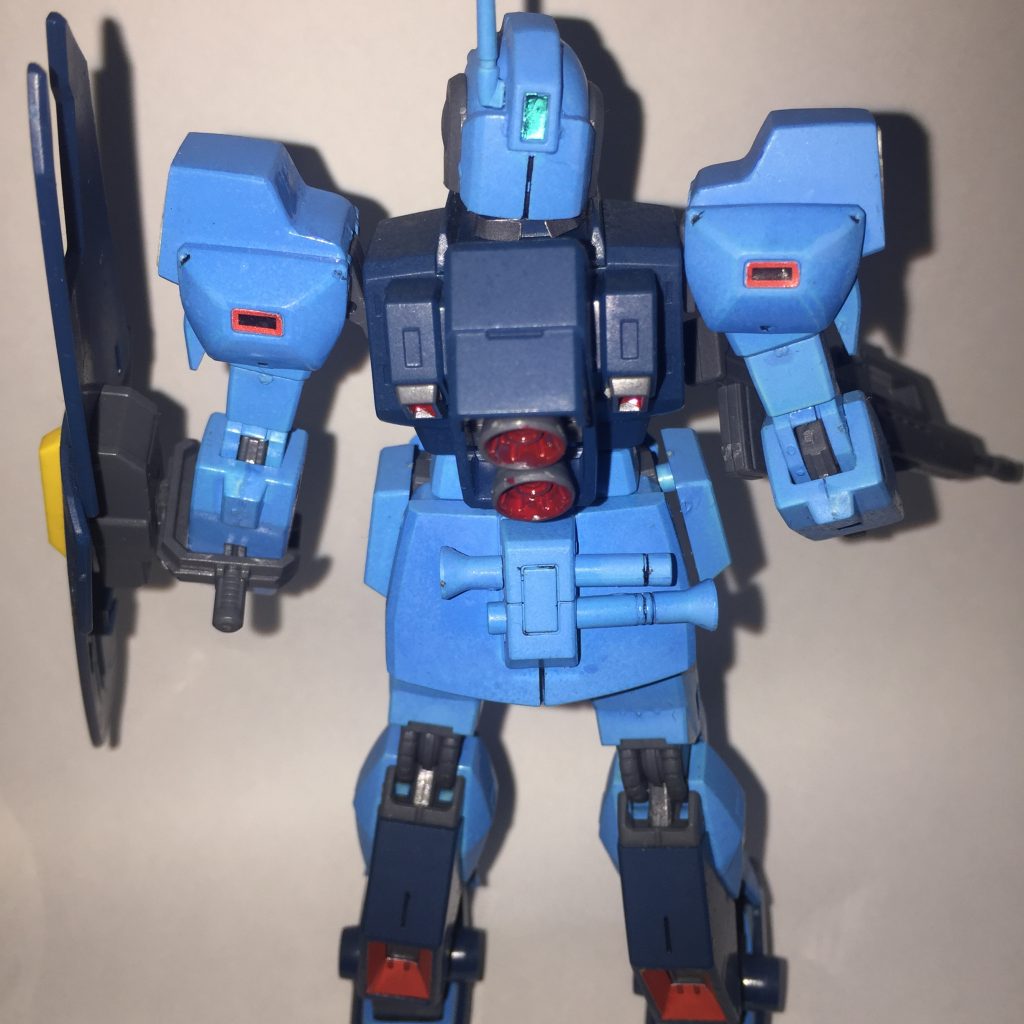 後ろのバーニアは赤で塗りました。