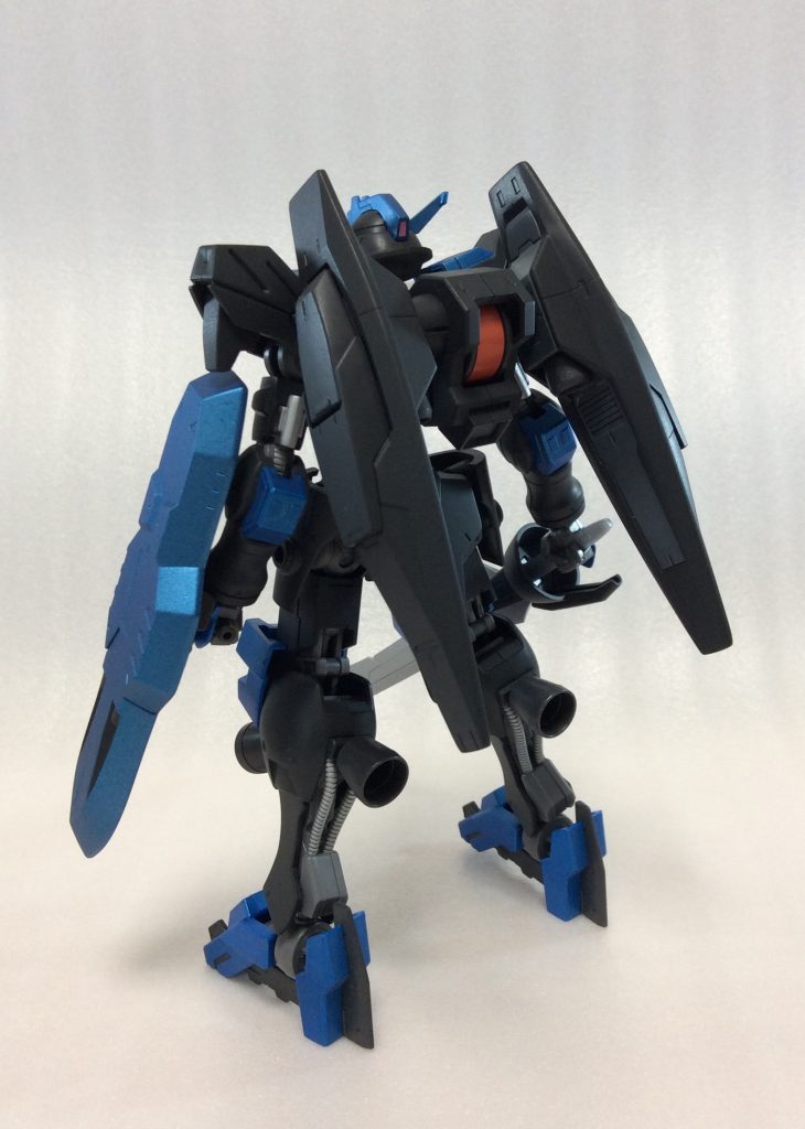 バックパックは少し大きくなり、スラスターも増加した為、機動力の向上が見込めそうです。