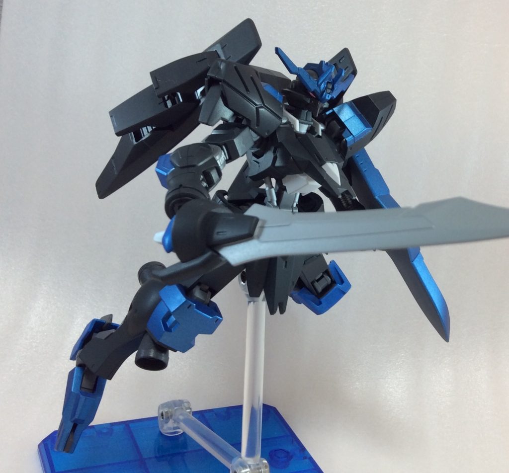 バックパックのスラスター展開時
一瞬で間合いを詰めて斬る戦闘スタイルが期待できます。